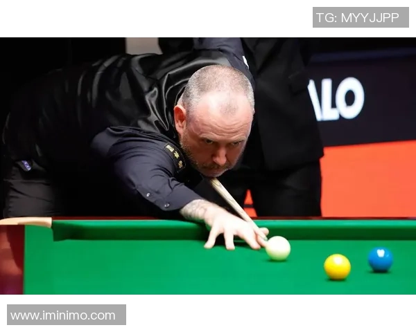 足球明星挑战极限踢球进篮筐的惊险瞬间与精彩回放